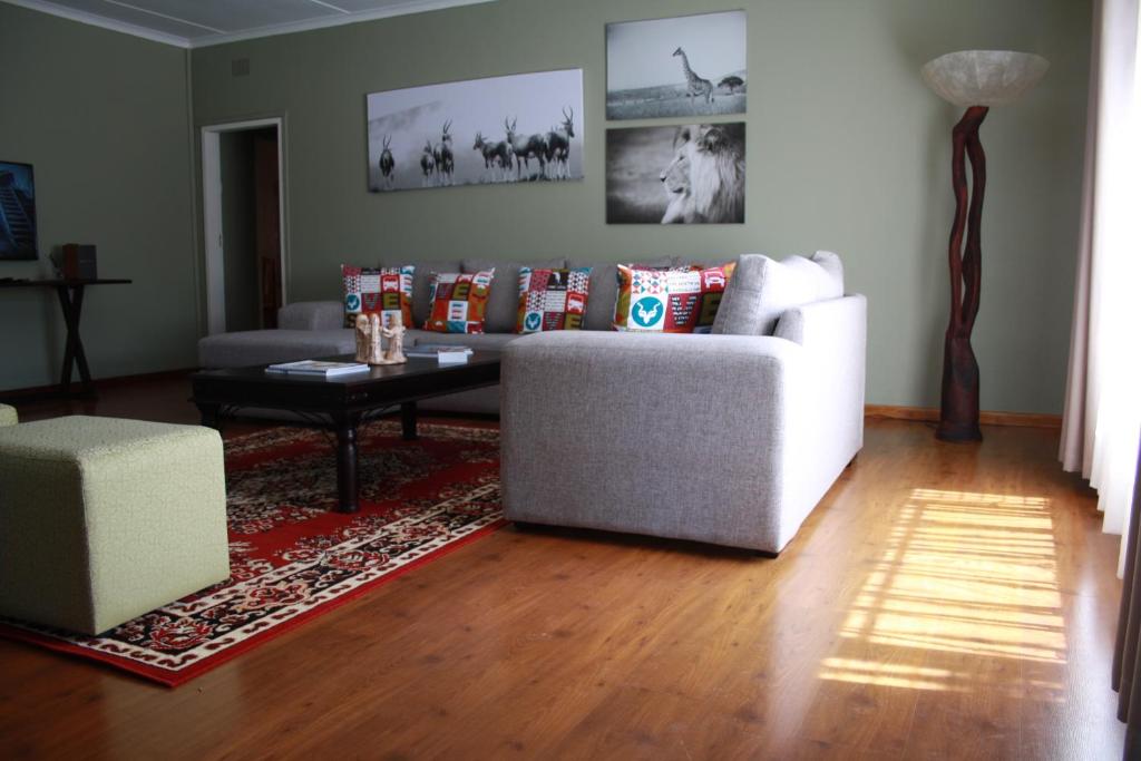 uma sala de estar com um sofá e uma mesa de centro em Mi Casa em Graskop