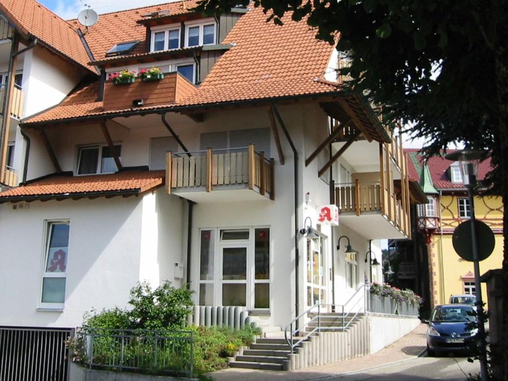 une maison blanche avec un toit rouge dans l'établissement Ferienwohnung Christa, à Sankt Märgen