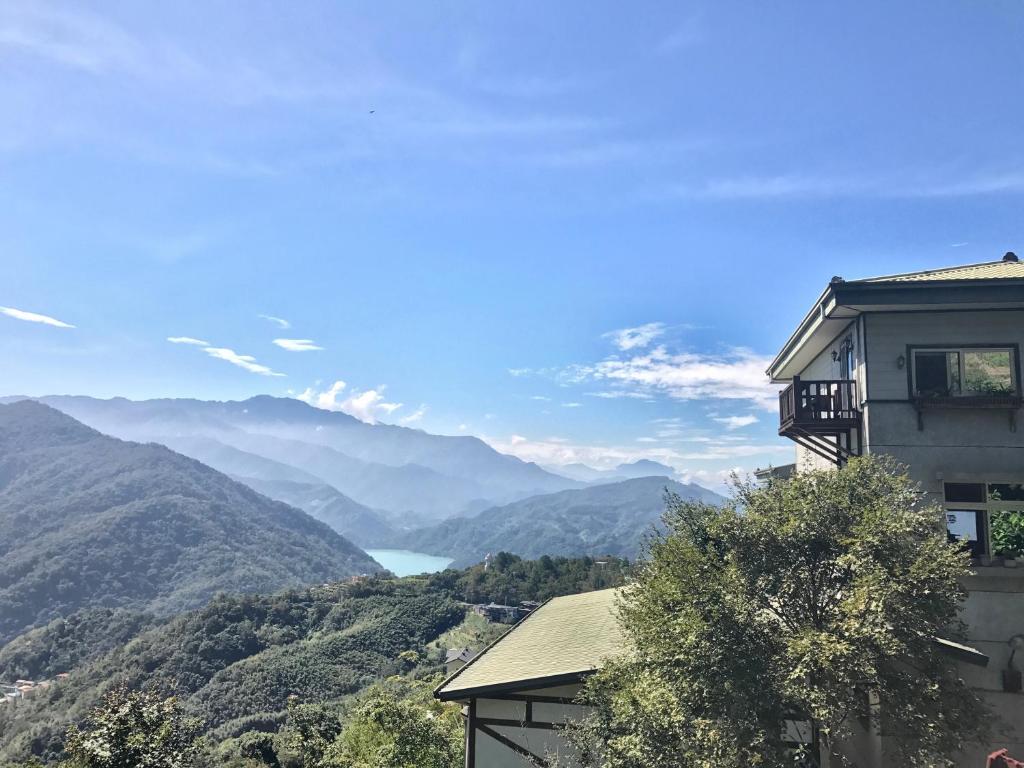 仁愛鄉的住宿－清境天祥茶行景觀民宿，享有山脉和湖泊美景的建筑