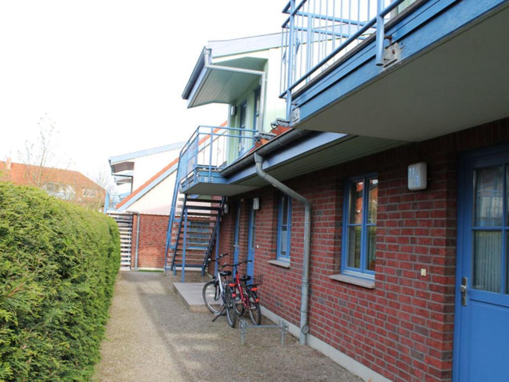 - deux vélos garés sur le côté d'un bâtiment en briques dans l'établissement Stylish Apartment in Ostseebad Boltenhagen with Balcony, à Boltenhagen