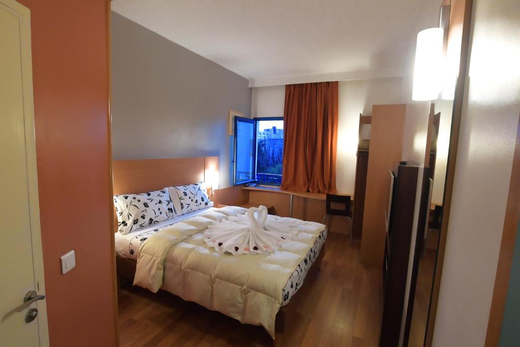 Postel nebo postele na pokoji v ubytování Senator Hotel Tanger