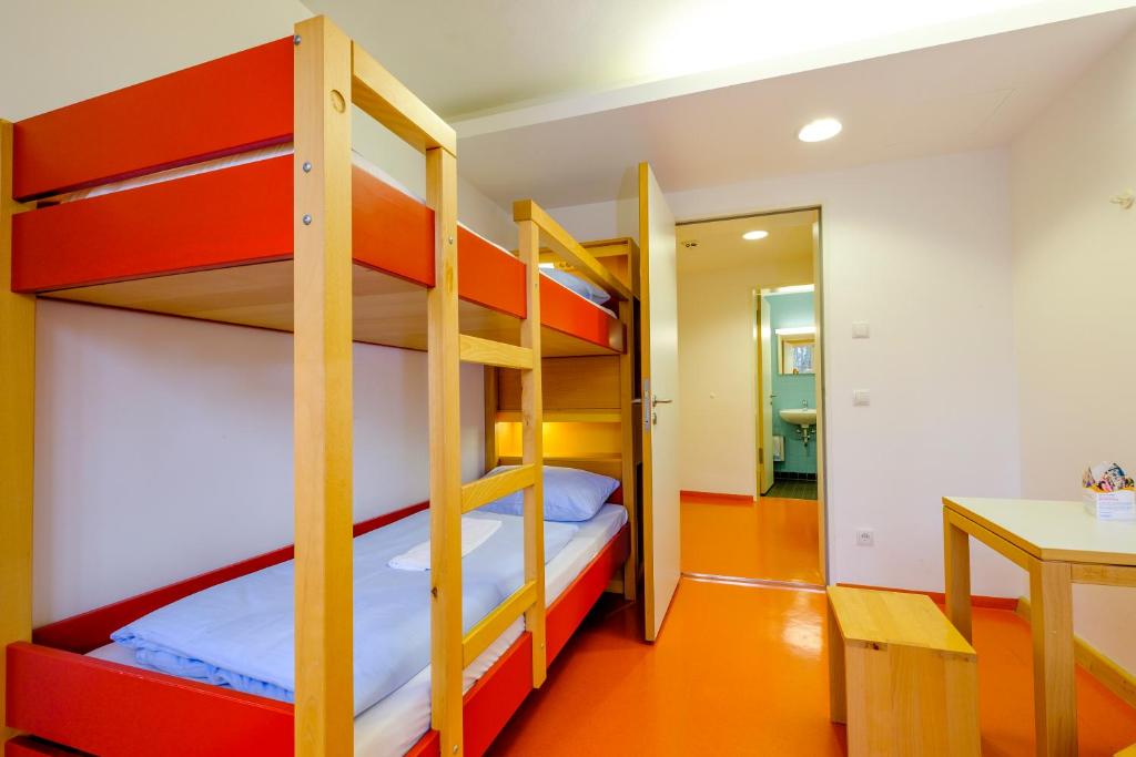 Munich Airport To Hi Munich Park Youth Hostel www.booking.com