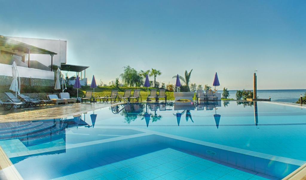 einen Pool mit Meerblick in der Unterkunft Samothraki Beach Boutique Hotel in Makrilies
