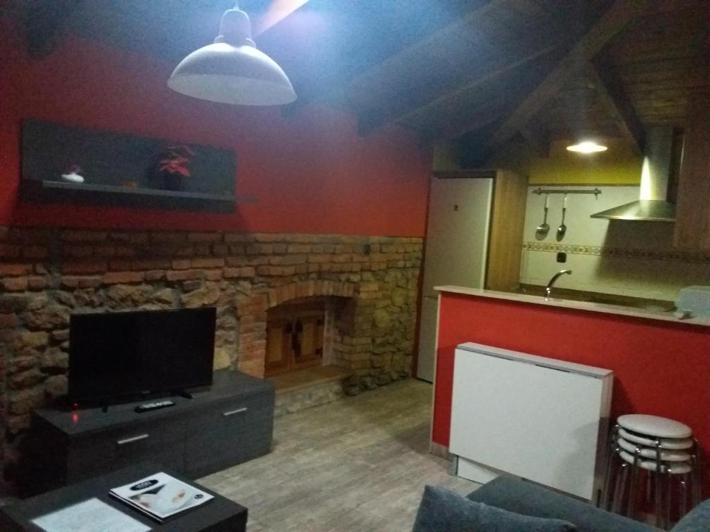 A television and/or entertainment centre at Apartamentos Turísticos EL Duende de Carricuende