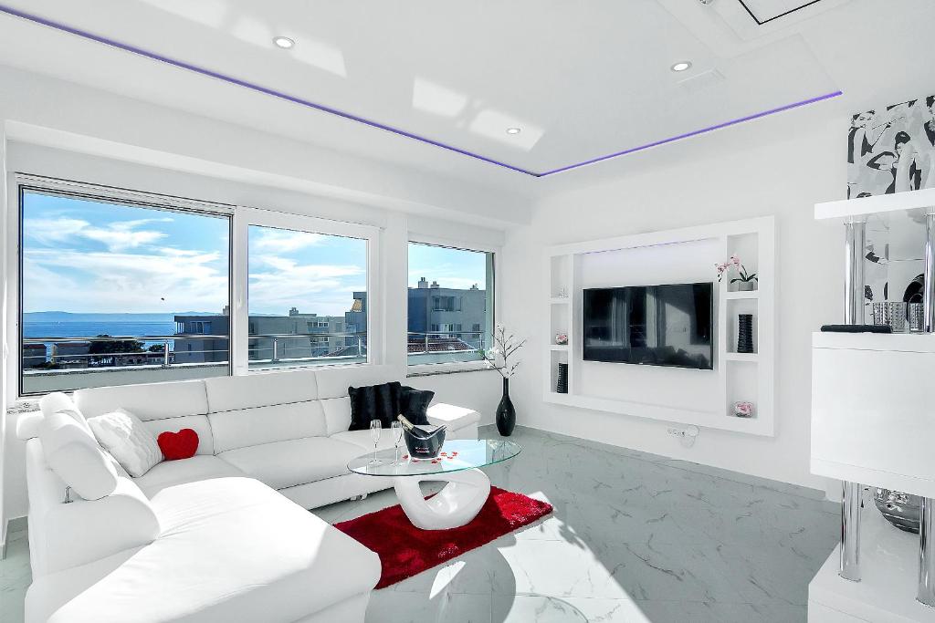 Televízia a/alebo spoločenská miestnosť v ubytovaní Penthouse Lush Makarska