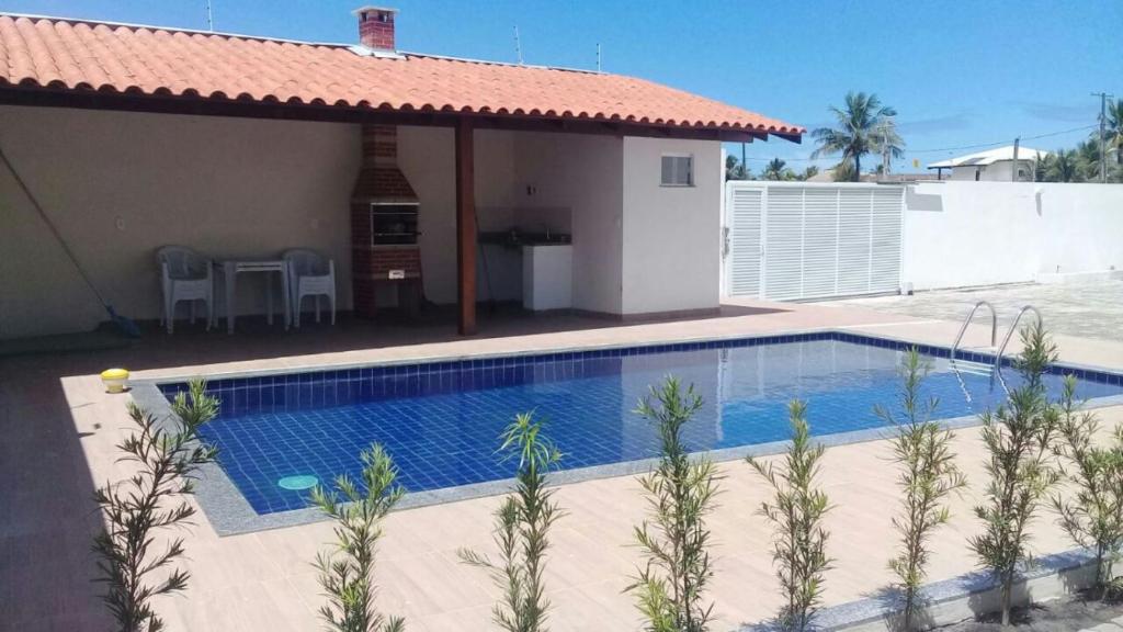 una piscina frente a una casa en Recanto da Orla - apartamento lindo e aconchegante - 2 Quartos, en Porto Seguro
