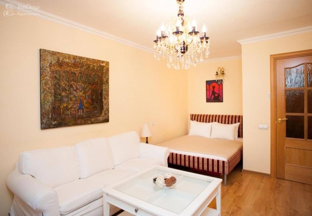 モスクワにあるInnDays on Bobruiskayaのリビングルーム(白いソファ、ベッド付)