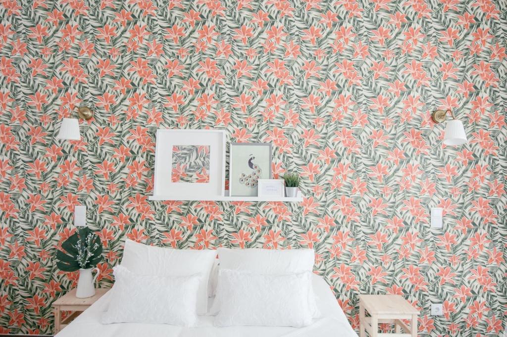 オリョンにあるCasas de Mar - Conchaの花柄の壁紙を用いたベッドルーム1室、ベッド1台(枕2つ付)