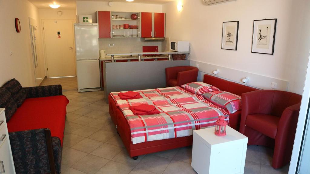 Habitación pequeña con cama y cocina en Apartment Fleger Krcka en Punat