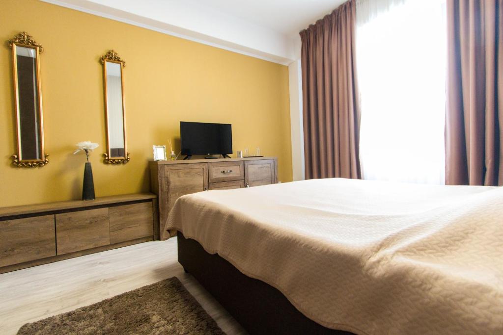 TV a/nebo společenská místnost v ubytování Hotel Evianne Boutique