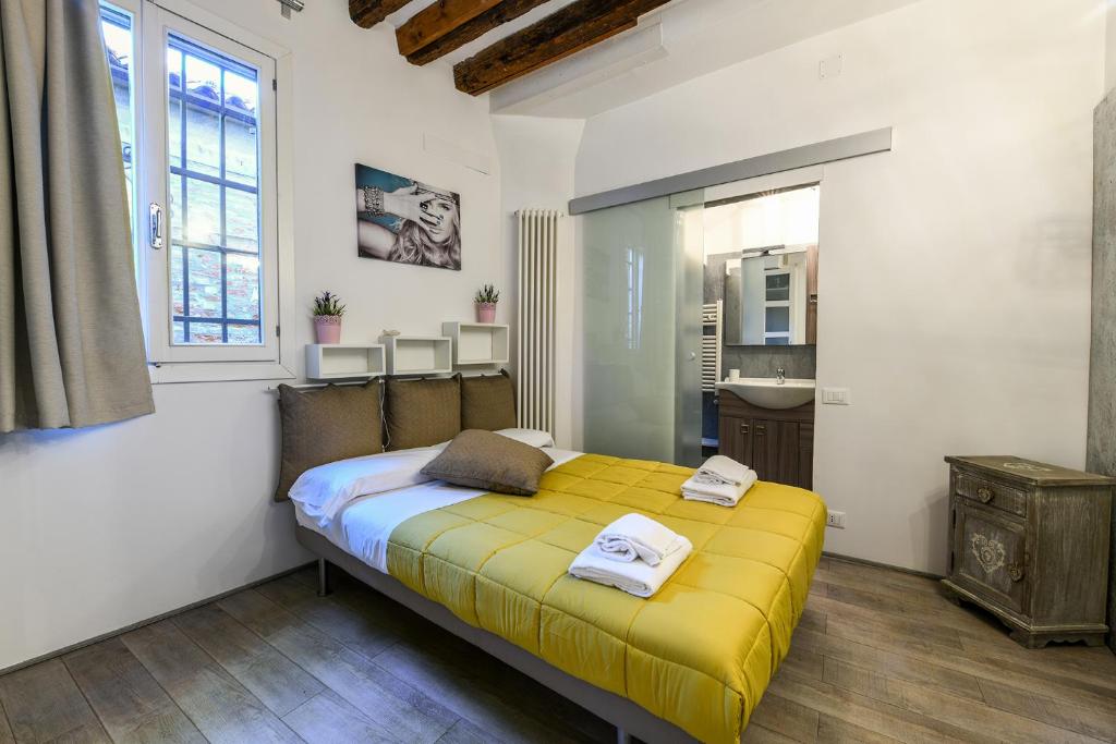 ヴェネツィアにあるLa Perlaのベッドルーム(黄色のベッド1台、シンク付)