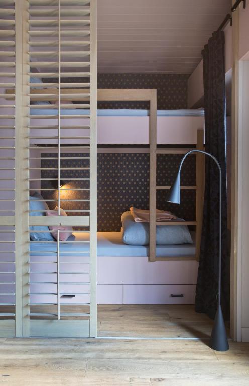 - une chambre avec 2 lits superposés et une lampe dans l'établissement Le petit M Chamonix au pied du Brévent, à Chamonix-Mont-Blanc