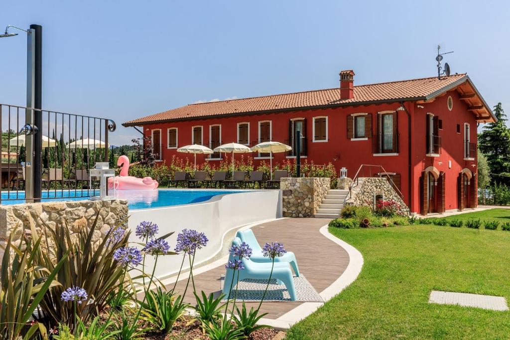 una casa con piscina y una casa en Agriturismo Ca' Zerbetto, en Bardolino