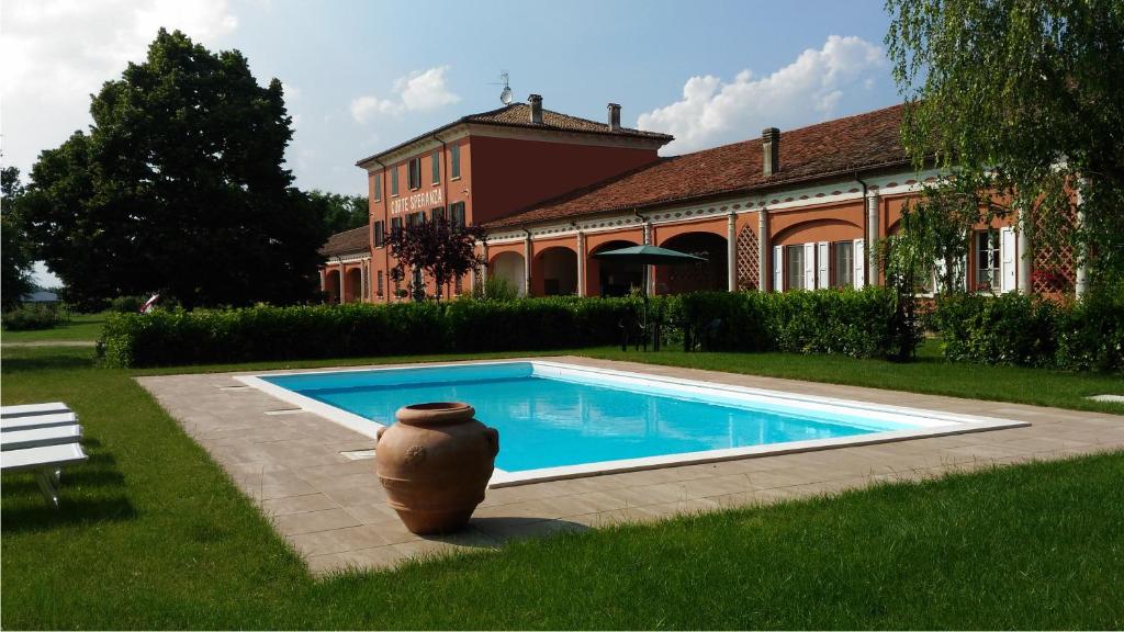 een zwembad voor een huis bij Agriturismo Corte Speranza in Guidizzolo