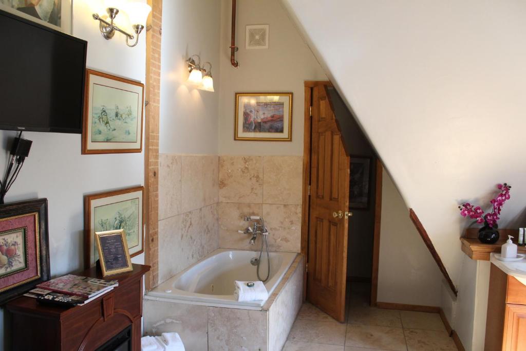 Henderson Castle Inn - Queen Room Met Spa -bad
