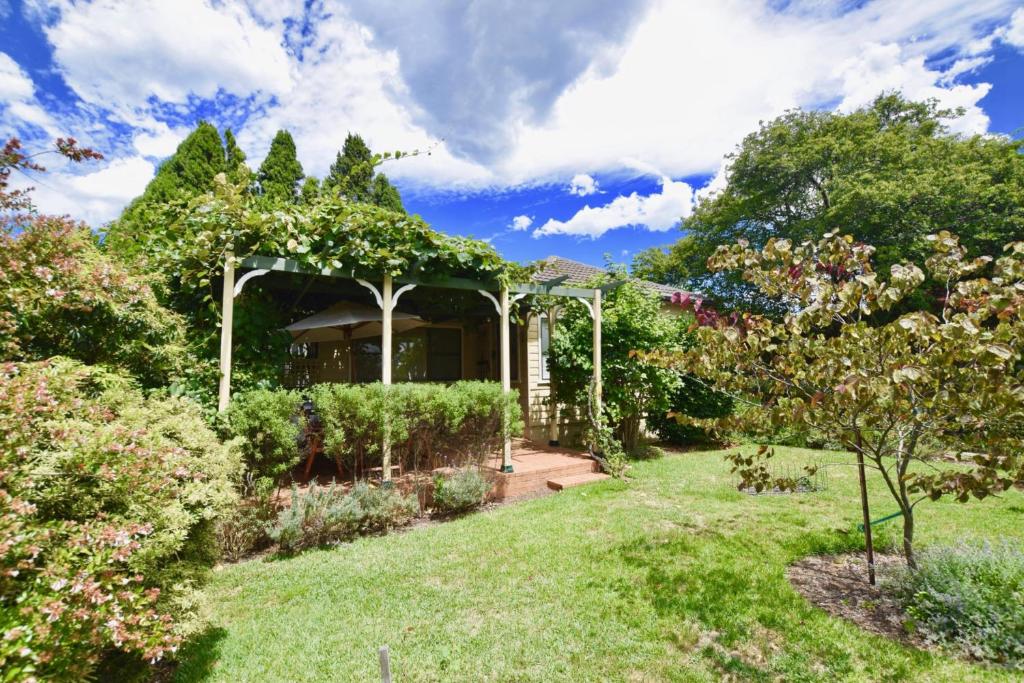 a garden with a house with a gazebo at Raspberry Terrace of Leura in Leura