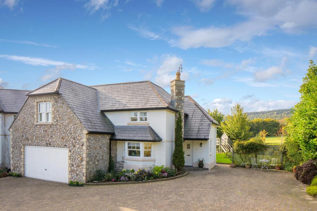 uma casa com uma entrada e uma garagem em The Nook County Dublin em Dublin