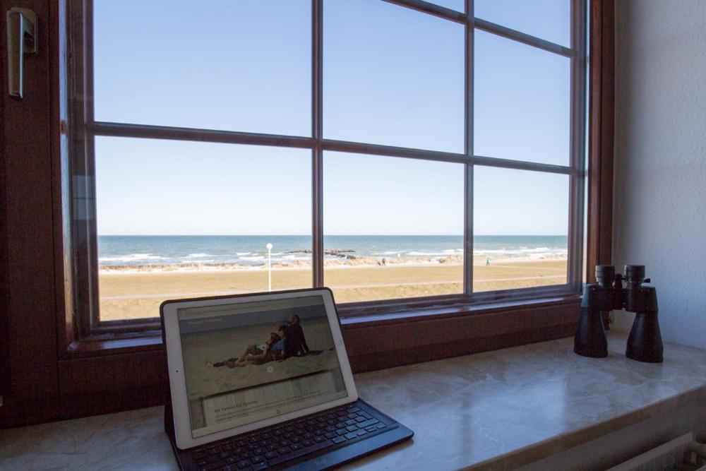 einem Laptop, der auf einer Theke vor einem Fenster sitzt in der Unterkunft Hotel Strandräuber in Kalifornien