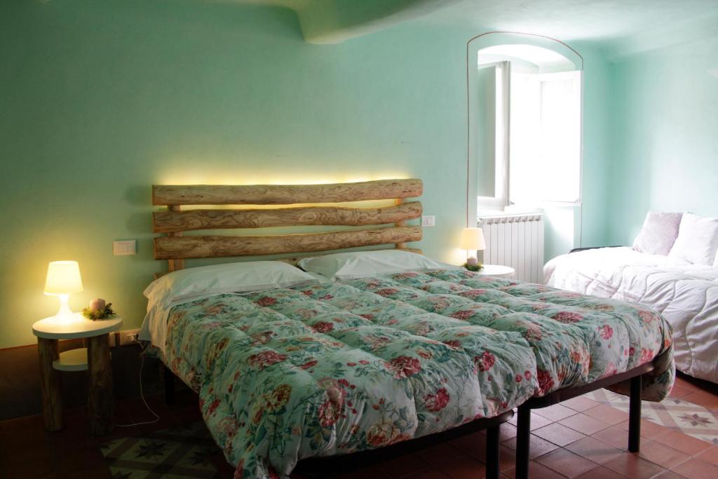 1 dormitorio con 1 cama y 2 mesas con lámparas en La Locanda Del Podestà Cinque terre, en La Spezia