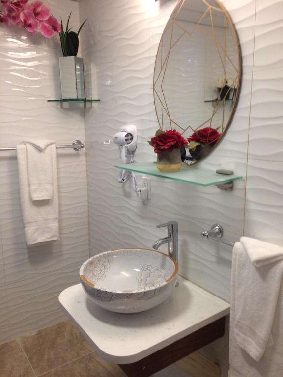 uma casa de banho com um lavatório e um espelho. em Atlantic Coast Inn em Ellsworth