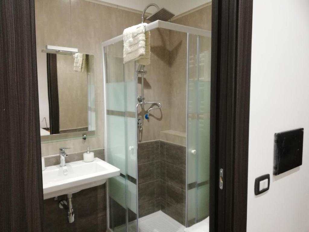 W łazience znajduje się prysznic, umywalka i prysznic. w obiekcie B&B Controtempo w mieście Reggio di Calabria