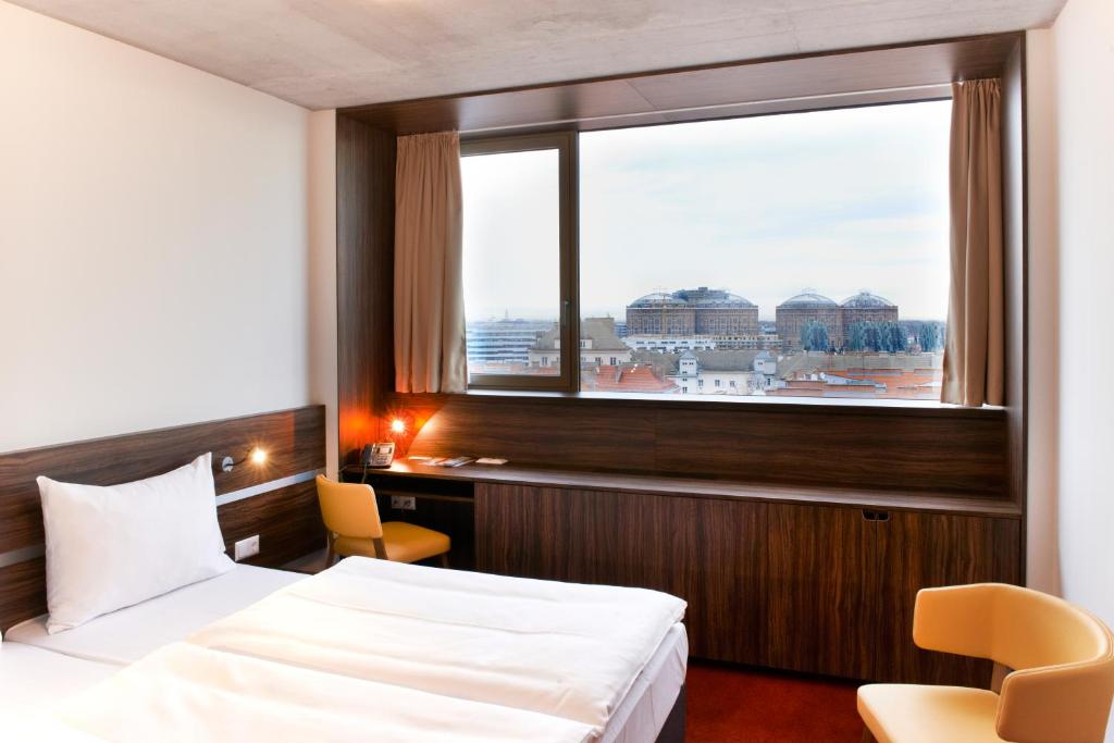 Postel nebo postele na pokoji v ubytování Simm's Hotel - cityhotel next to Metro U3