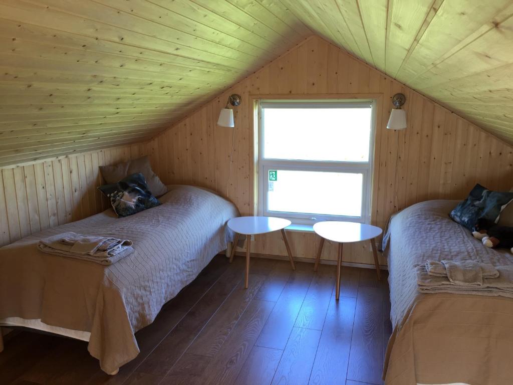 Zimmer mit 2 Betten und einem Fenster im Dachgeschoss in der Unterkunft Sodulsholt Cottages in Sodulsholt