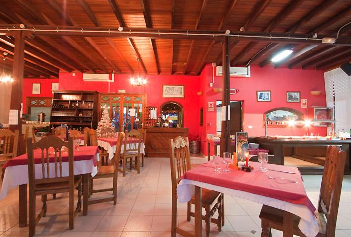 A restaurant or other place to eat at Bungalows Playa Limones