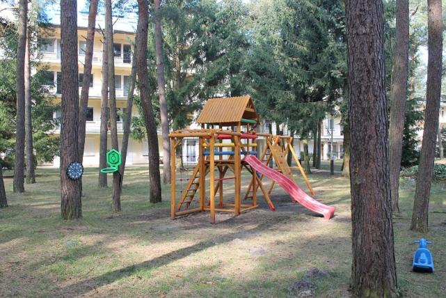 Plac zabaw dla dzieci w obiekcie Apartament "Zacisze"