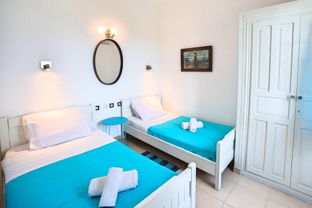 Кровать или кровати в номере Anemone Homes