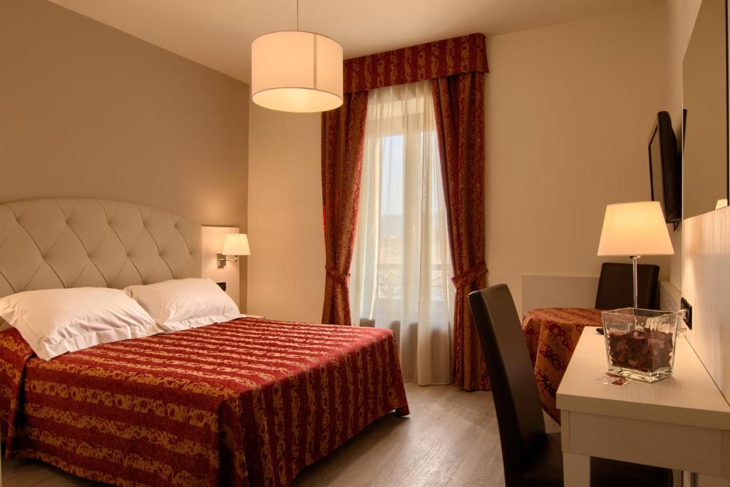 Postel nebo postele na pokoji v ubytování Hotel Eden Salò