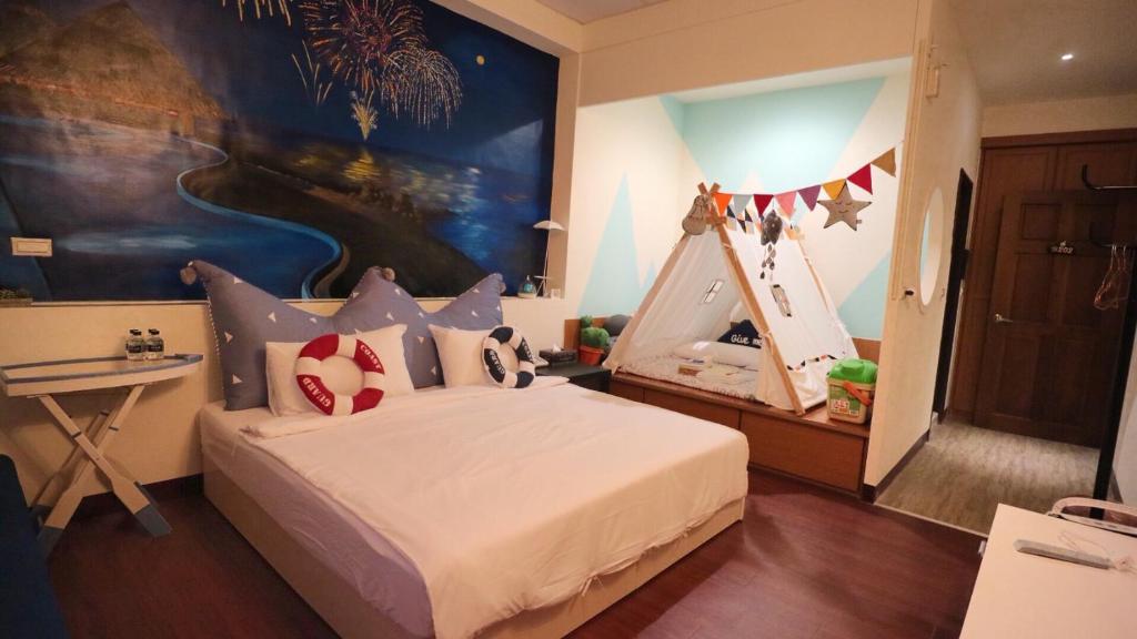 a bedroom with a bed and a play tent at Sabai B&B 澎湖船家寶民宿 in Huxi