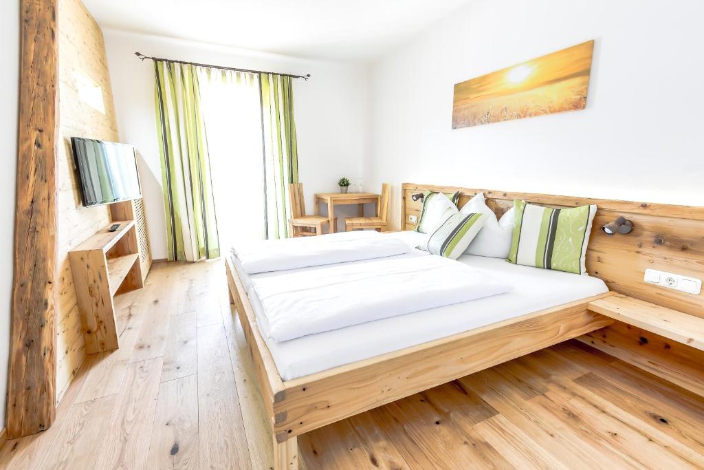 Łóżko lub łóżka w pokoju w obiekcie Pension Tannhof