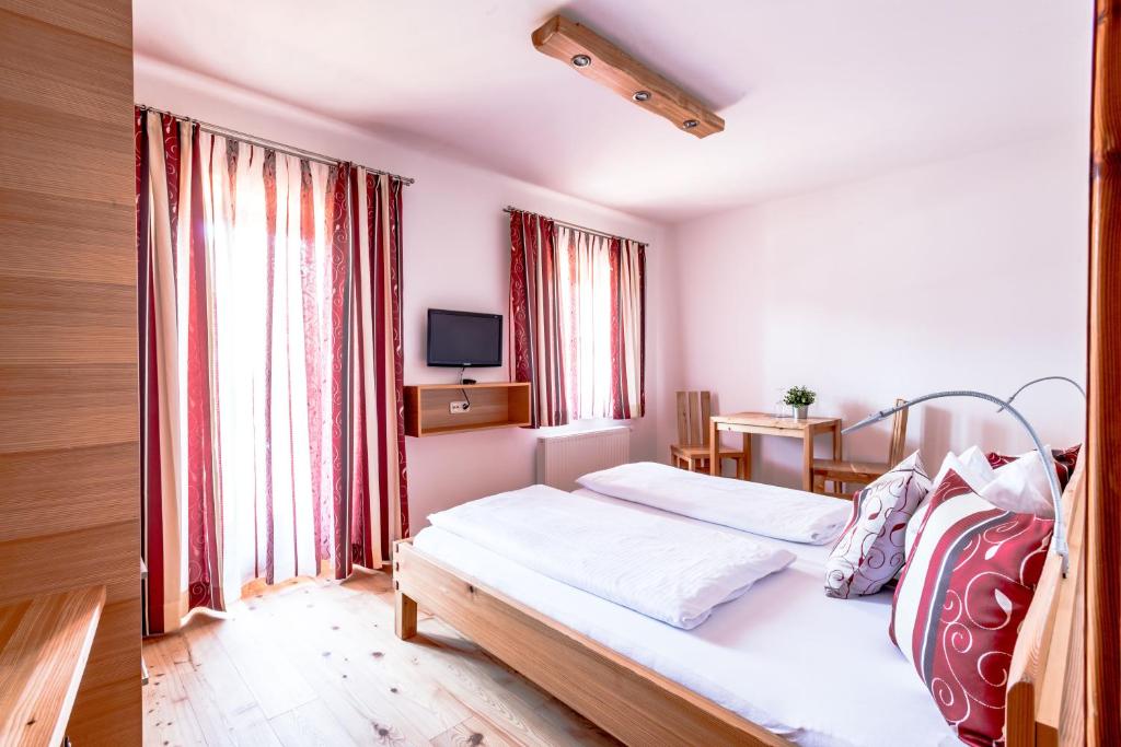 Łóżko lub łóżka w pokoju w obiekcie Pension Tannhof