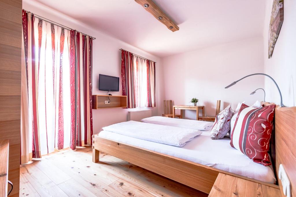Łóżko lub łóżka w pokoju w obiekcie Pension Tannhof