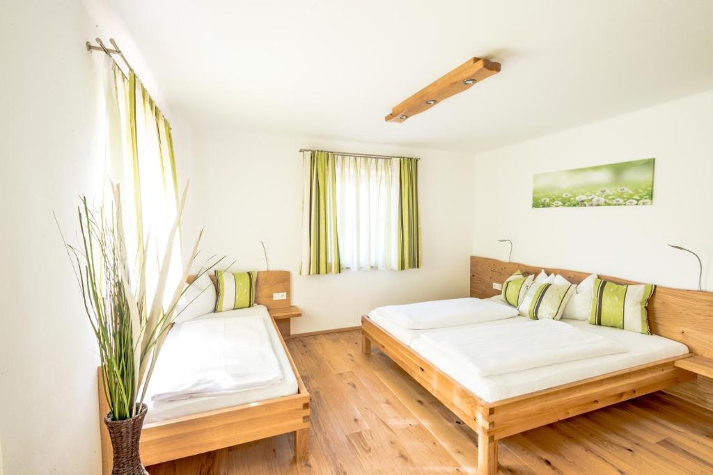 Łóżko lub łóżka w pokoju w obiekcie Pension Tannhof