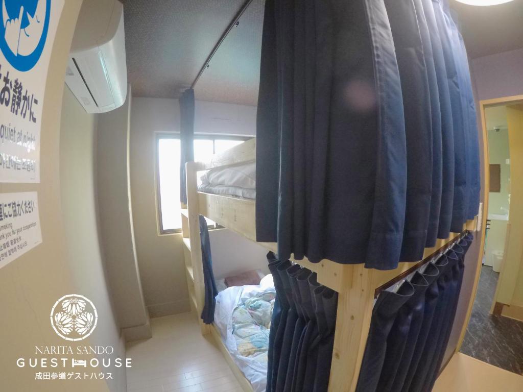 Postel nebo postele na pokoji v ubytování Narita Sando Guesthouse