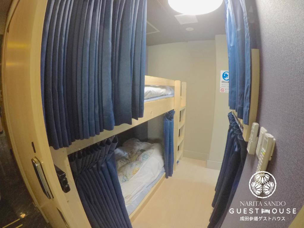 Postel nebo postele na pokoji v ubytování Narita Sando Guesthouse