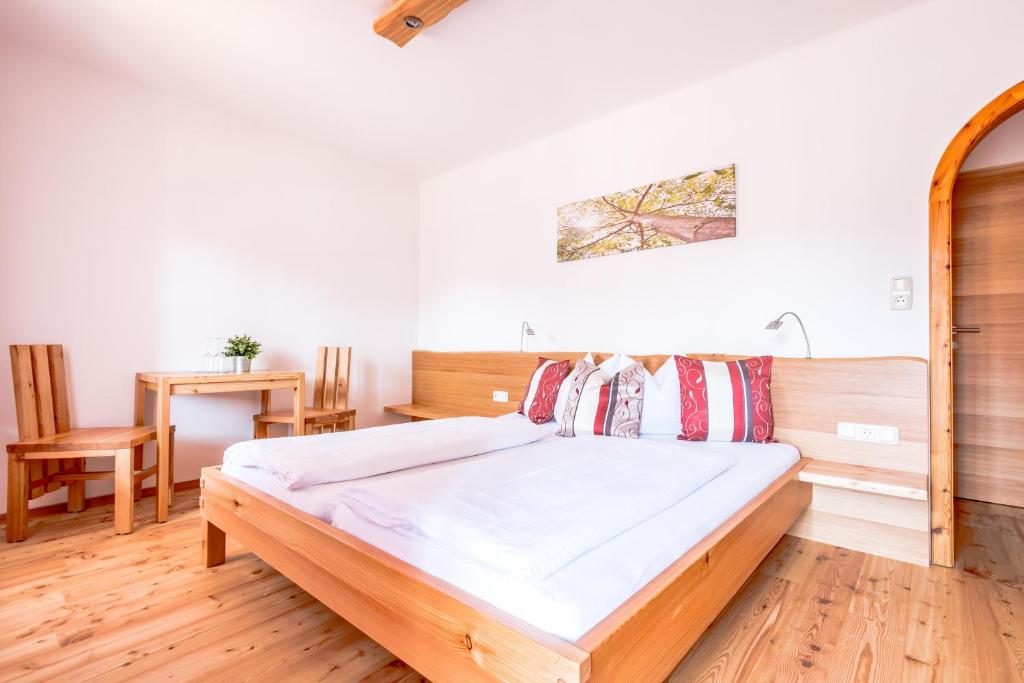 Łóżko lub łóżka w pokoju w obiekcie Pension Tannhof