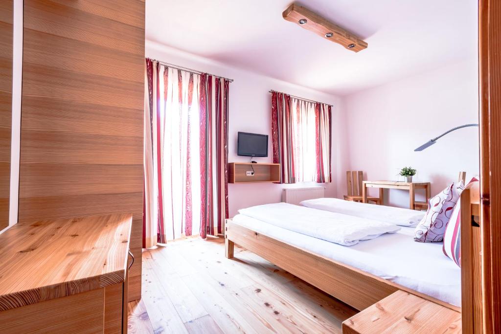 Łóżko lub łóżka w pokoju w obiekcie Pension Tannhof
