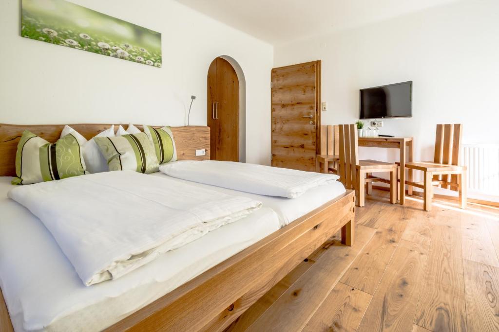 Łóżko lub łóżka w pokoju w obiekcie Pension Tannhof