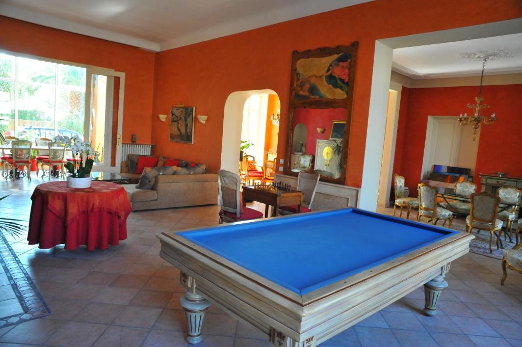 a living room with a pool table in it at Villa Valflor chambres d'hôtes et appartements in Marseille
