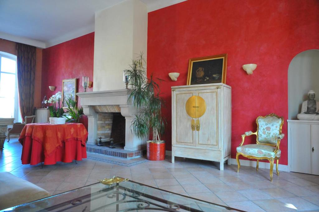 a living room with red walls and a fireplace at Villa Valflor chambres d'hôtes et appartements in Marseille