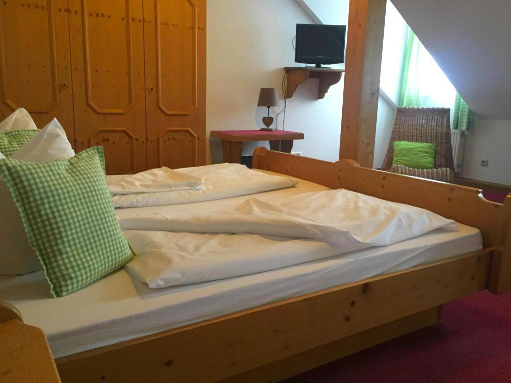 Postel nebo postele na pokoji v ubytování Landgasthof Kirchmayer