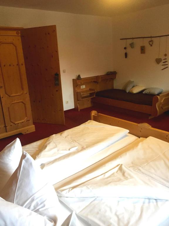 Postel nebo postele na pokoji v ubytování Landgasthof Kirchmayer