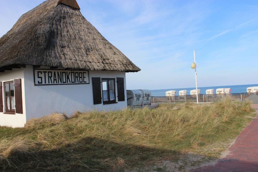 ダーメにあるDas Meer vor der Haustürの海岸茅葺き屋根の建物