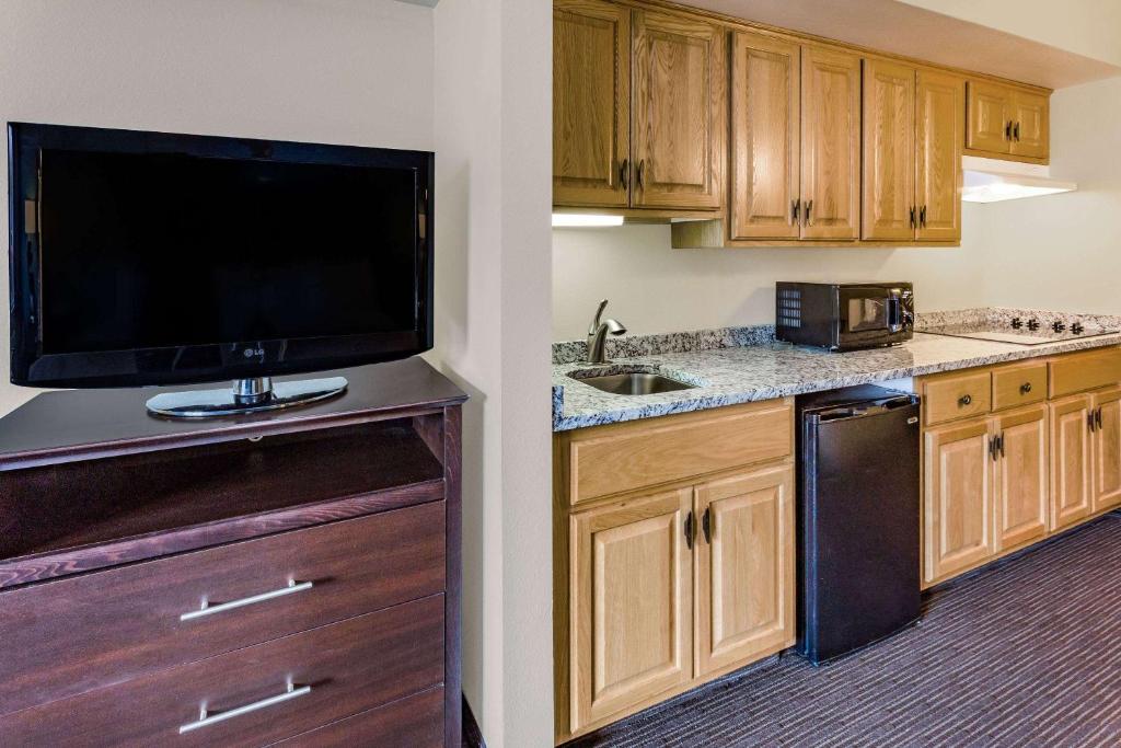 AmericInn by Wyndham Hotel and Suites Long Lake photo
