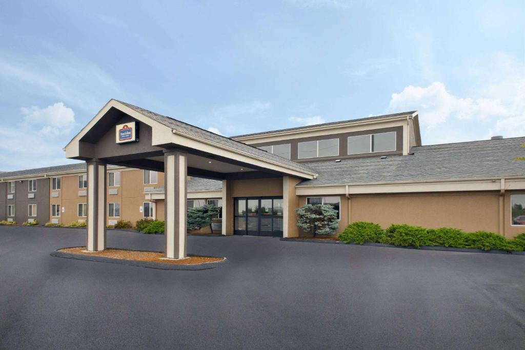 a building with a parking lot in front of it at AmericInn by Wyndham Bay City in Bay City