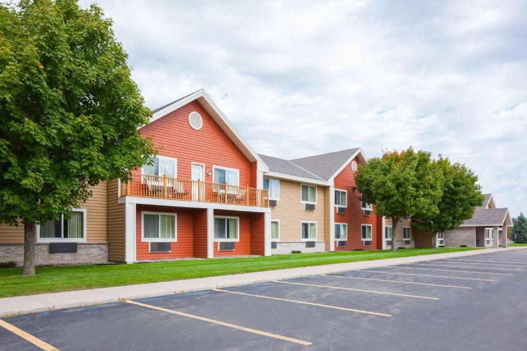 una fila de casas con un estacionamiento en AmericInn by Wyndham Sartell, en Sartell