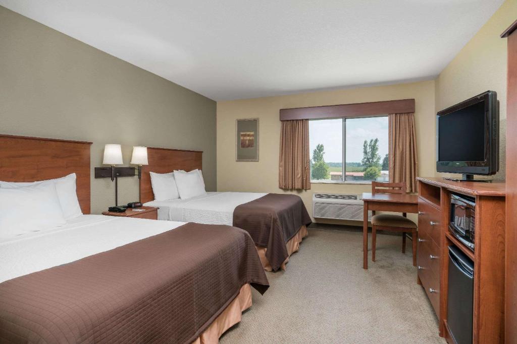 AmericInn by Wyndham Newton - Queen Room With Two Queen Beds - Non-Smoking